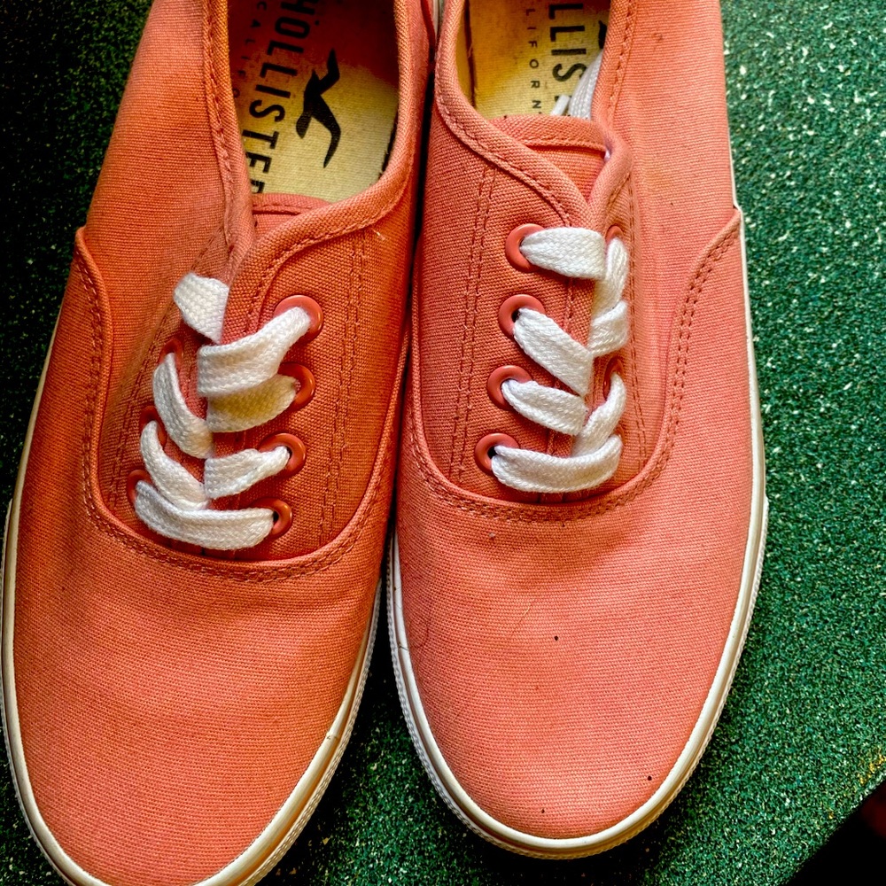 Fabulous size 8 Hollister Sneakers